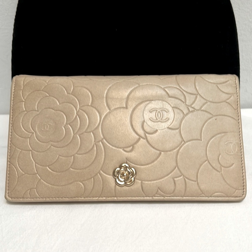 Chanel Camelia Yen Billfold Wallet